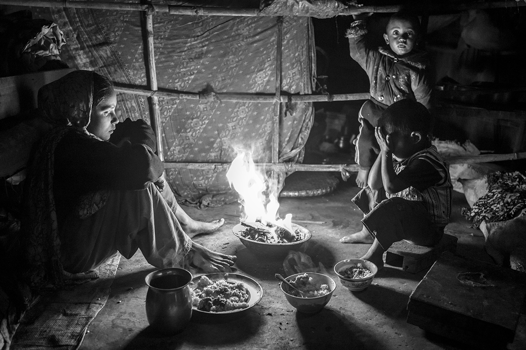 Before the return of their parents, Saru and her brothers cook the evening meal with rice, lentils and, on a good day, vegetables.