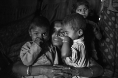 Palti Devi is relieved to be back with her children. The three of them spent the day alone in the camp while their mum walked around the city looking for means of subsistence.