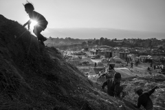 When the families stop off in the vicinity of Kathmandu, the children play near the camp, not far from the ring road and a brickyard.